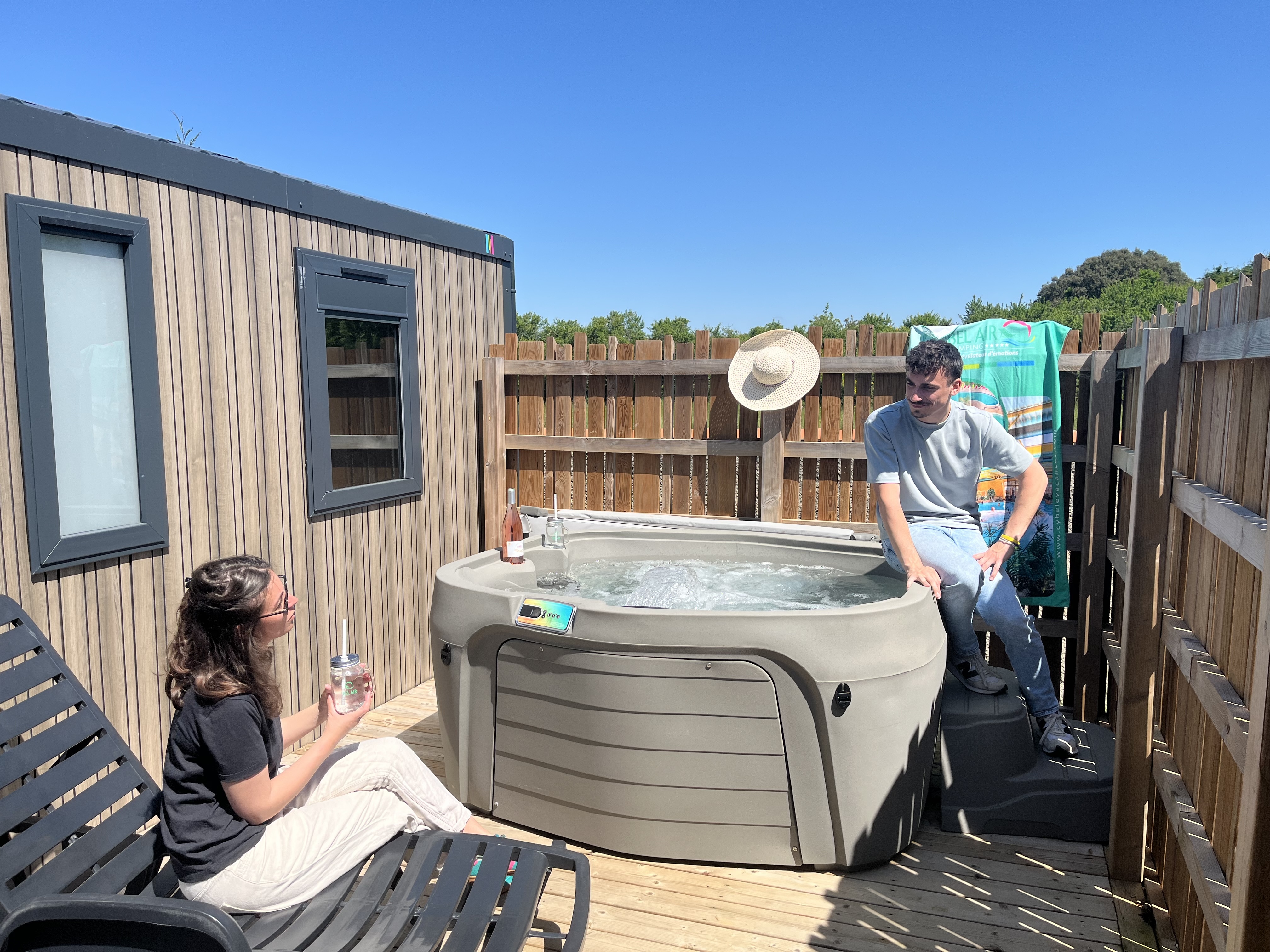 Jacuzzi privatif au camping Le Bel Air en Vendée aux Sables-d'Olonne