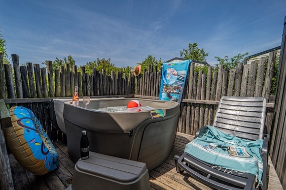 Mobil home 2 chambres jacuzzi privatif Camping 5 étoiles Vendée